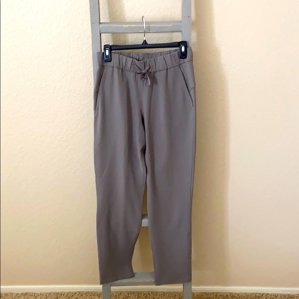 Lululemon On The Fly pants in taupe- size 4